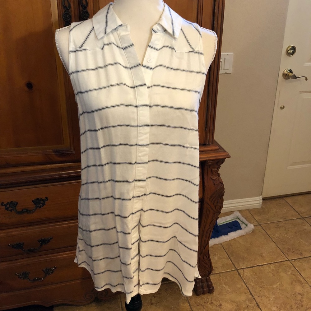 Sleeveless tunic blouse.